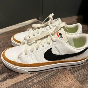 Sz 6- barely worn Nike Court Legacy Next Nature